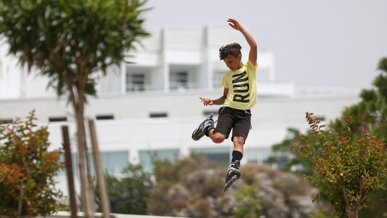 Bazı dede ve nineler de torunlarını alarak, sahile geldi ve uzun bir aradan sonra ilk kez torunlarıyla yürüyüş yapma, denize girme imkanı buldu.