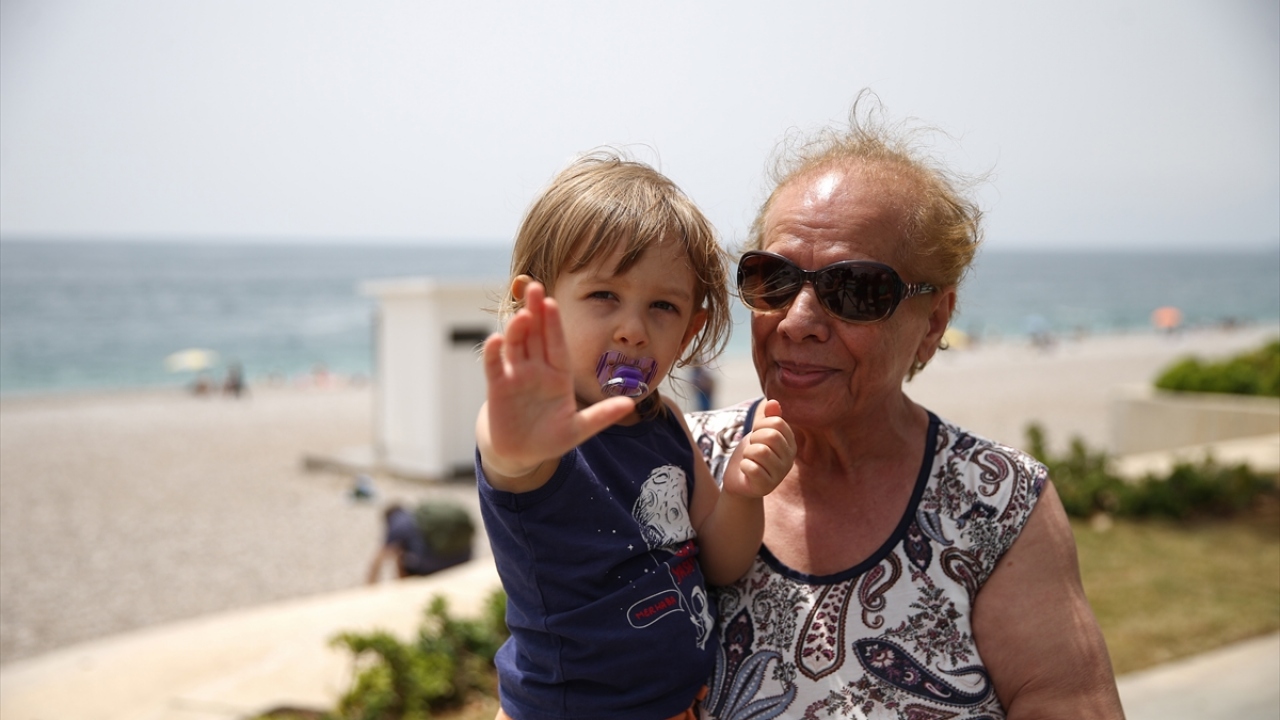 Torunuyla yürüyüş yapan 80 yaşındaki Meral Batur, yeni karardan mutlu olduğunu, 2,5 yaşındaki torunu Ege ile denize girdiklerini söyledi.