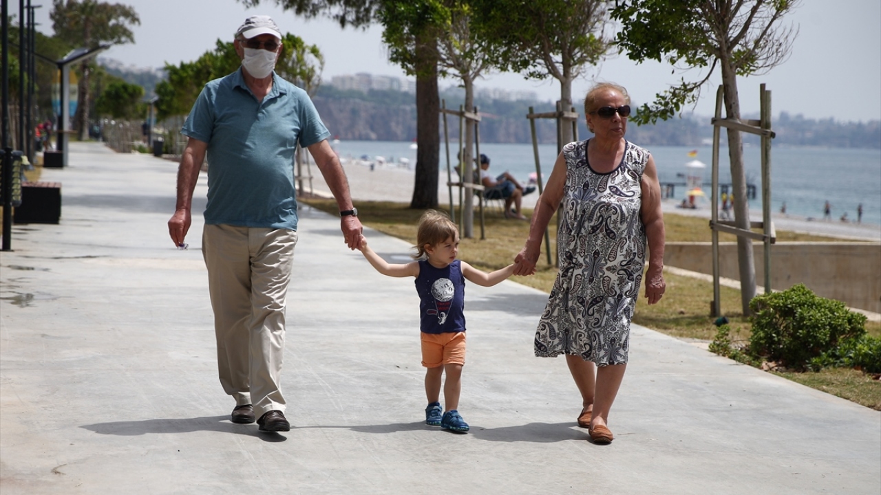 Eşi 82 yaşındaki Necati Batur ise Covid-19 tedbirlerine özen gösterdiklerini, evde ve dışarıda sosyal mesafe kuralına uyduklarını bildirdi.