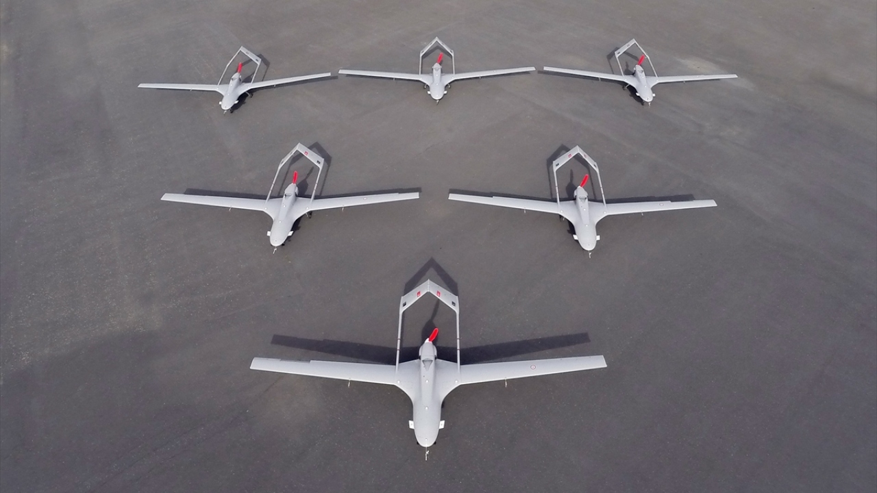 Türkiye`nin milli SİHA sistemlerini üreten Baykar tarafından geliştirilen, teknik özellikleri ve katıldığı operasyonlar değerlendirildiğinde kendi sınıfında dünyanın en iyisi olan Bayraktar TB2, 2014`te TSK`nın envanterine girdi. 