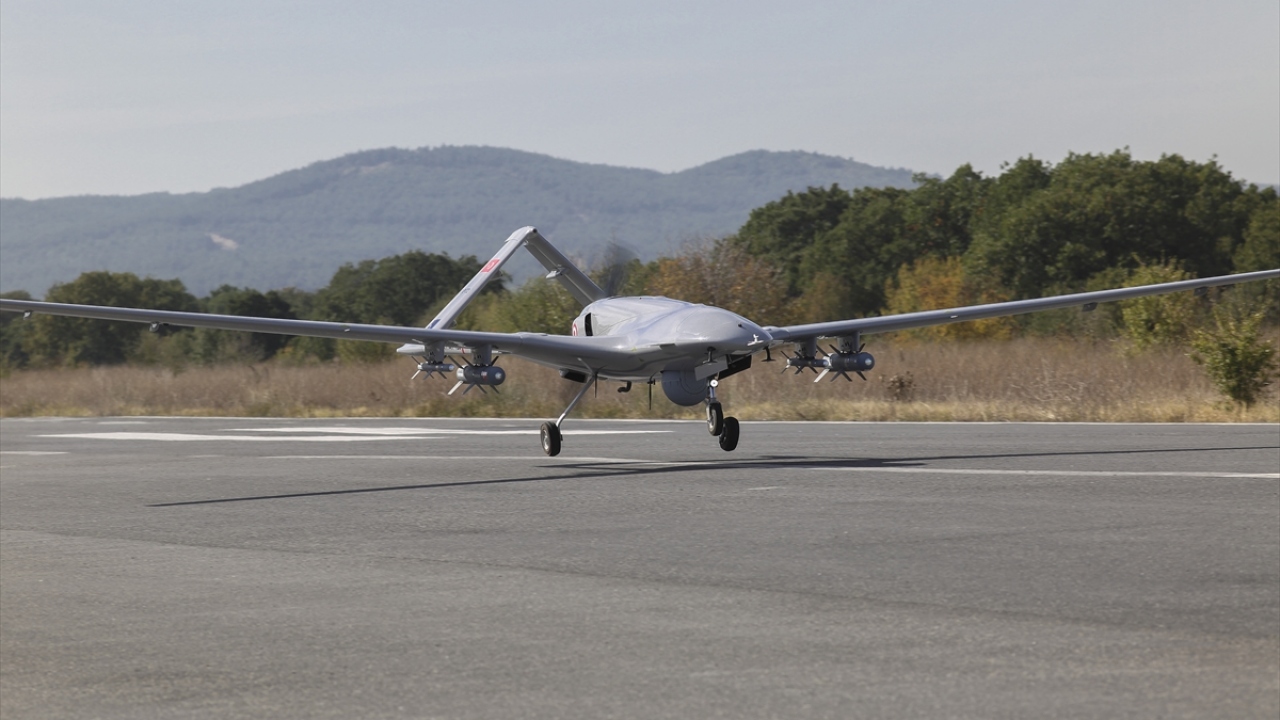 Bayraktar TB2 SİHA, dünyada ilk defa muharebe sahasında birincil unsur olarak SİHA`ların kullanıldığı Bahar Kalkanı Harekatı`na katılan hava araçlarının yaptığı tüm sortilerin yüzde 80`ini gerçekleştirdi.