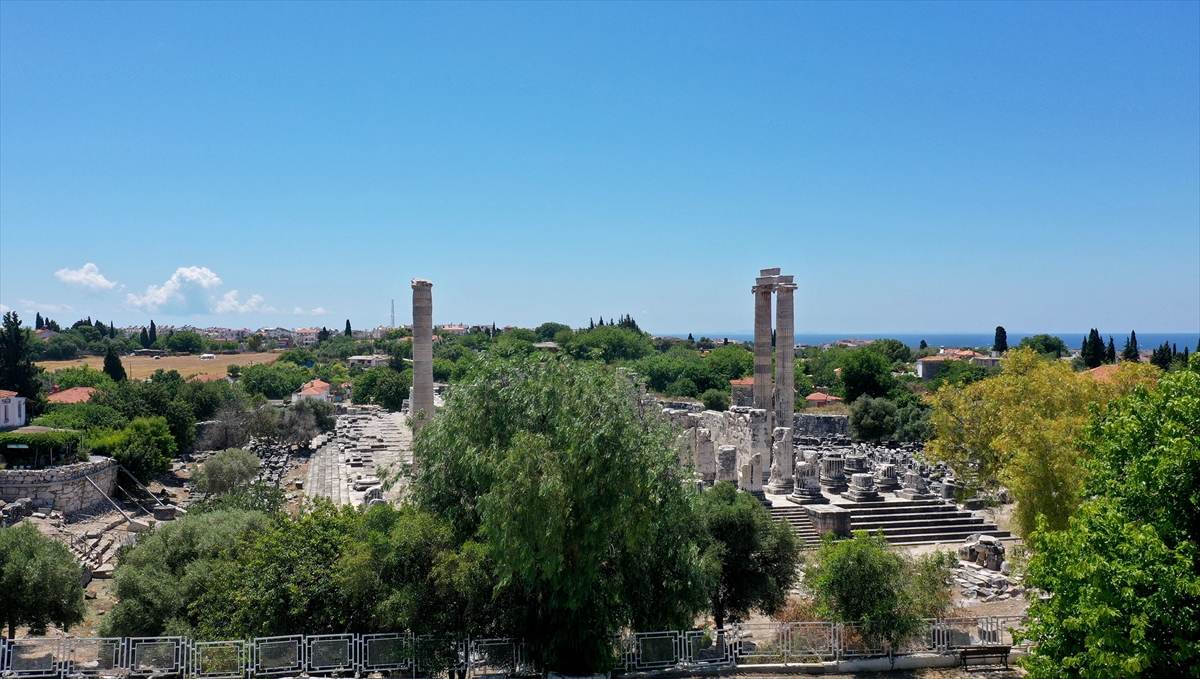 İl Kültür Turizm Müdür Vekili Kenan Çiftçi, yaptığı açıklamada, geçen yıl 75 bin turistin ziyaret ettiği Apollon Tapınağı`nın pandemi önlemleri alınarak ziyarete açıldığını bildirdi.