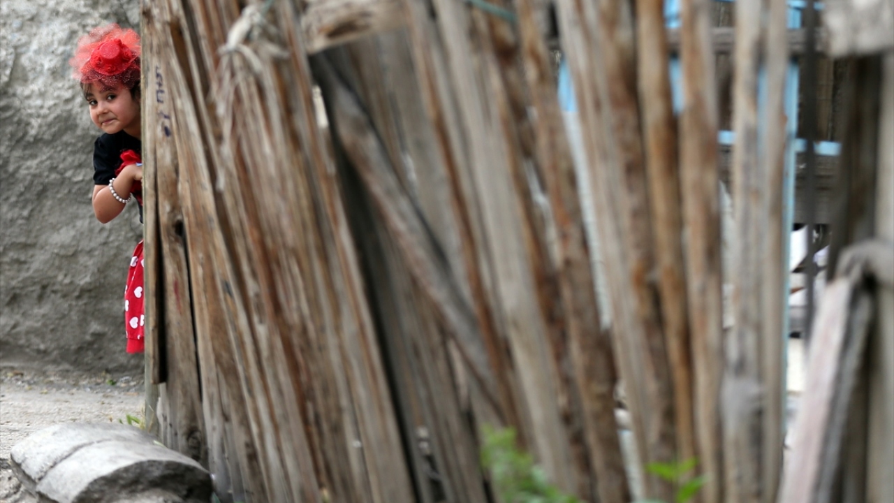 Tedbirler sonrası kontrollü sosyal hayata geçişin ikinci haftasında çocuklar dışarıda zaman geçirdi.