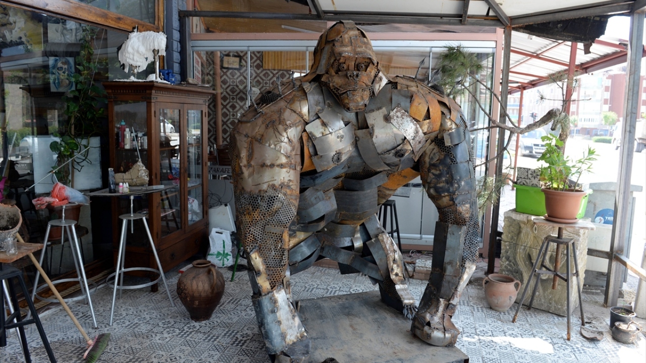 Kentte resim, heykel ve dövme işi ile uğraşan Bülent Koçak ve kaynak ustası Gölbay Karaman, atık araba malzemeleri ile bisiklet parçalarından, iki ay boyunca günde 5 saat çalışarak yaklaşık iki metre boyunda maket goril yaptı.