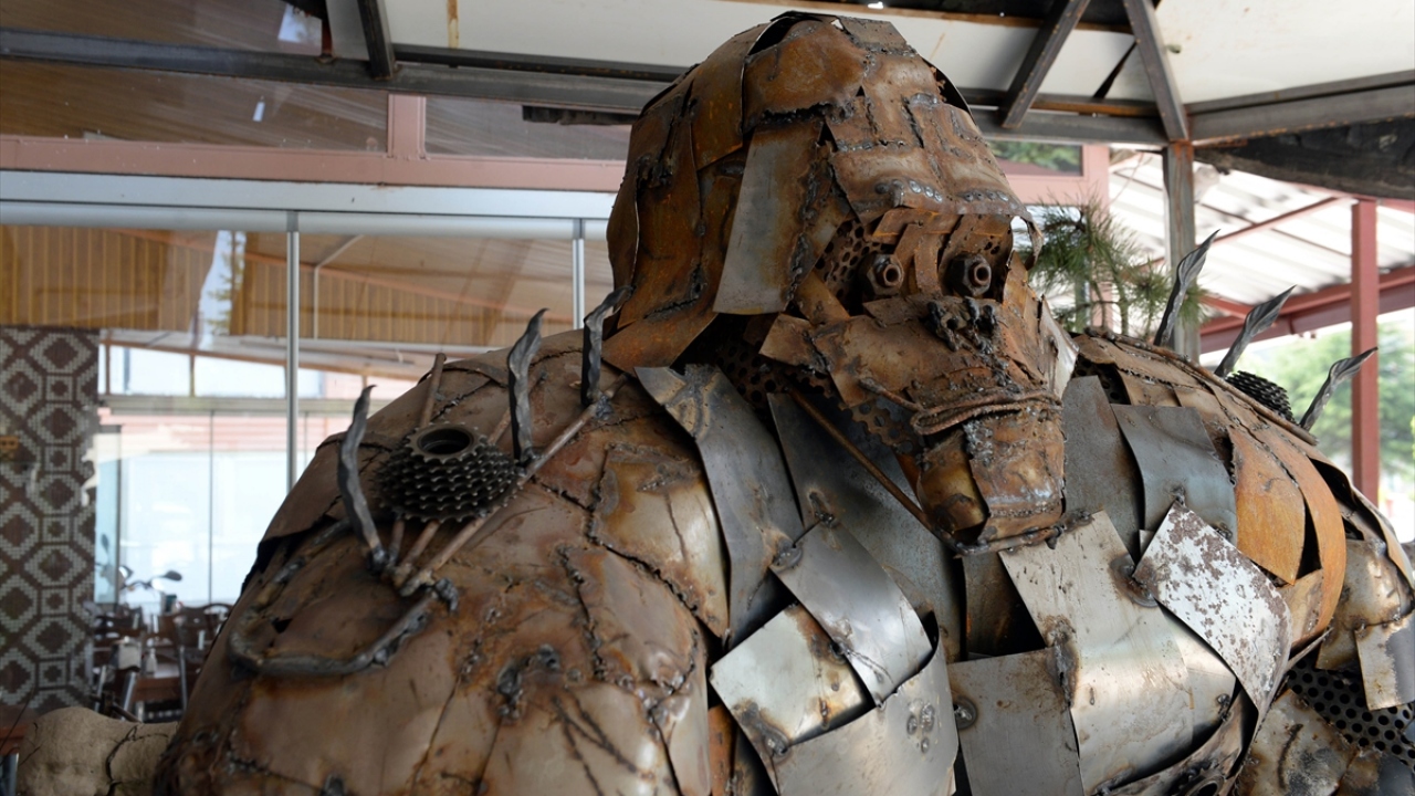 Koçak ve Karaman`ın iş yerinin önünde sergilediği metal goril maketi ilgi gördü. Goril maketi, 15 bin liraya bir spor salonuna satıldı.