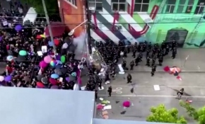 ABD polisi protestocuları uzaklaştırmak için şok bombası kullandı