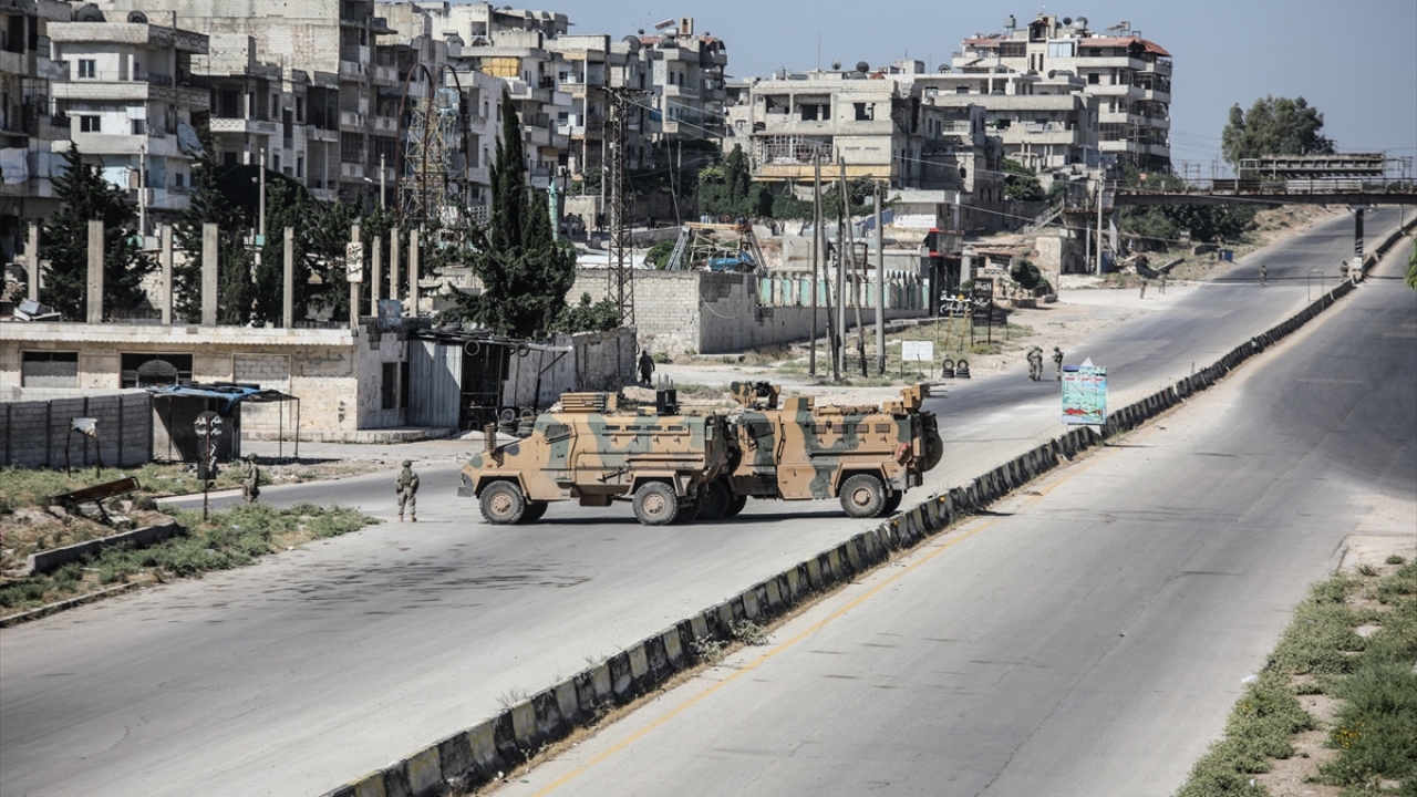 MSB`nin Twitter hesabından yapılan paylaşımda, "TR-RF Mutabakatı çerçevesinde, İdlib`deki M4 kara yolunda, kara ve hava unsurlarının katılımıyla 16`ncı Türk-Rus Birleşik Kara Devriyesi icra edilmiştir." ifadesine yer verildi.