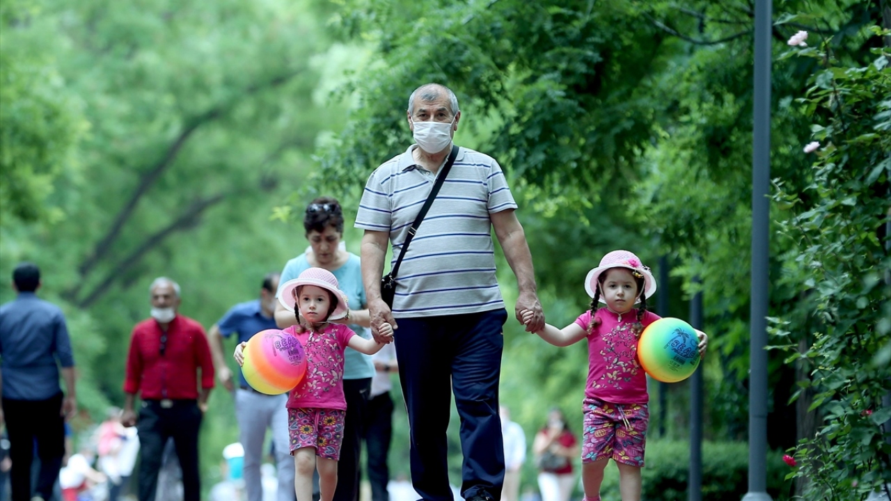 Başkentte, yeni tip koronavirüs (Covid-19) tedbirleri kapsamında 65 yaş ve üstündeki vatandaşlar, dışarıya çıkma kısıtlamasının esnetilmesinin ardından torunlarıyla park ve bahçelerde bir araya geldi. 