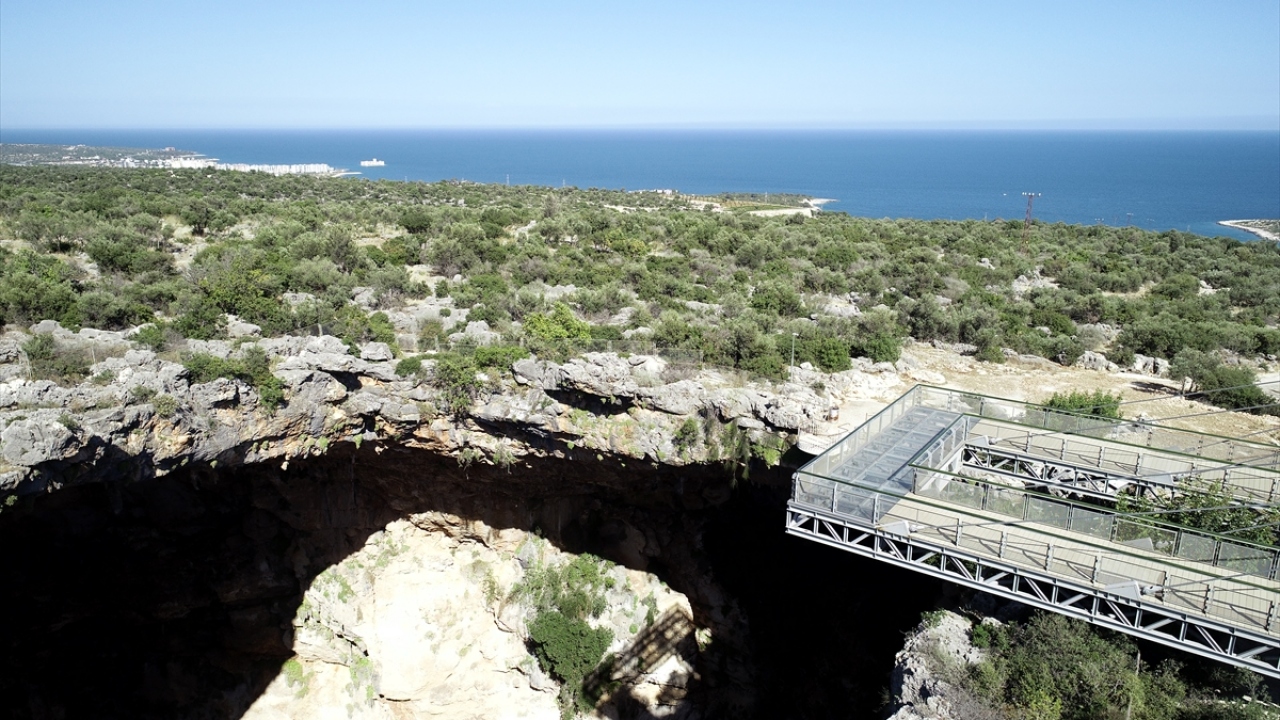 İlginç yapının, yeşil tabiatı ve dibinden akan doğal suyu ile "Cennet" olarak adlandırılan 70 metre derinliğindeki obruğuna, yaşlı, engelli ve kronik rahatsızlığı olan ziyaretçiler için asansör inşa edildi.