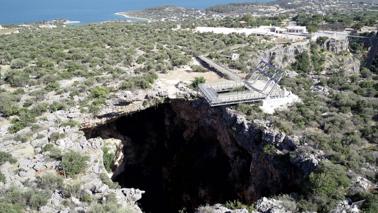 Elips biçimindeki 250 metrelik çapıyla dikkati çeken obruğun, 452 basamaklı yürüyüş yolunun da korunacağı projede, tabanda yer alan Meryem Ana Klisesi`nde de iyileştirme çalışmaları yürütülecek.