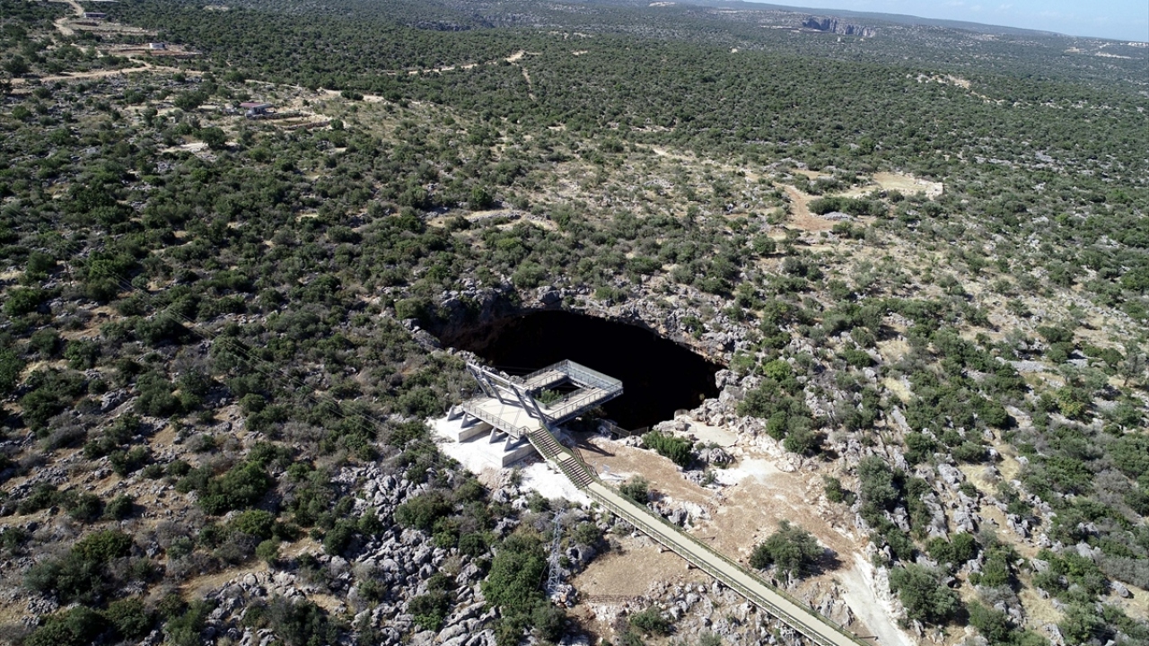 Ayrıca, merdivenlerin bitimindeki tarihi mağaraya kadar da yürüyüş yolu yapılacak proje kapsamında, obruğun otopark alanının zemini de doğal küp taşla kaplanacak.