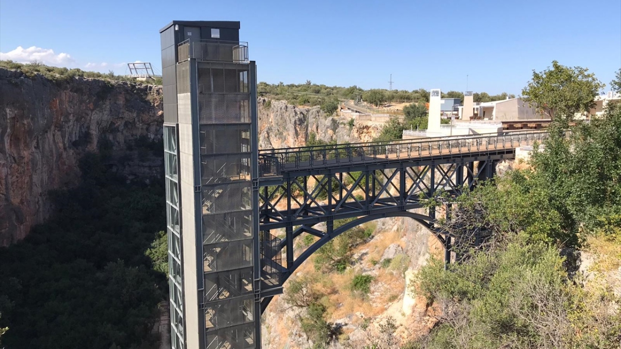 "Asansör ile seyir terası, obrukların doğasını bozmadan yapıldı"