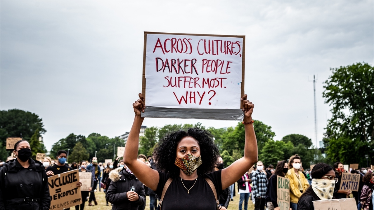 Dünyada ırkçılığın hala devam ettiğine işaret edilen konuşmalarda, Hollanda polisinin Surinam, Afrikalı ve Müslüman gruplara yönelik ayrımcılık yaptığı hatırlatıldı.