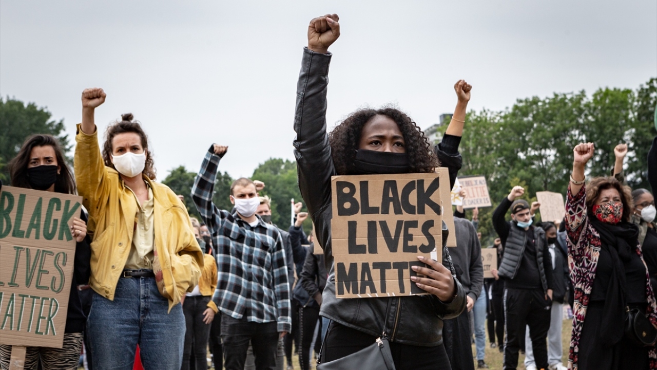 Göstericiler, "Irkçılığa hayır de" ve "Siyahların hayatı değerlidir" sloganları attı.