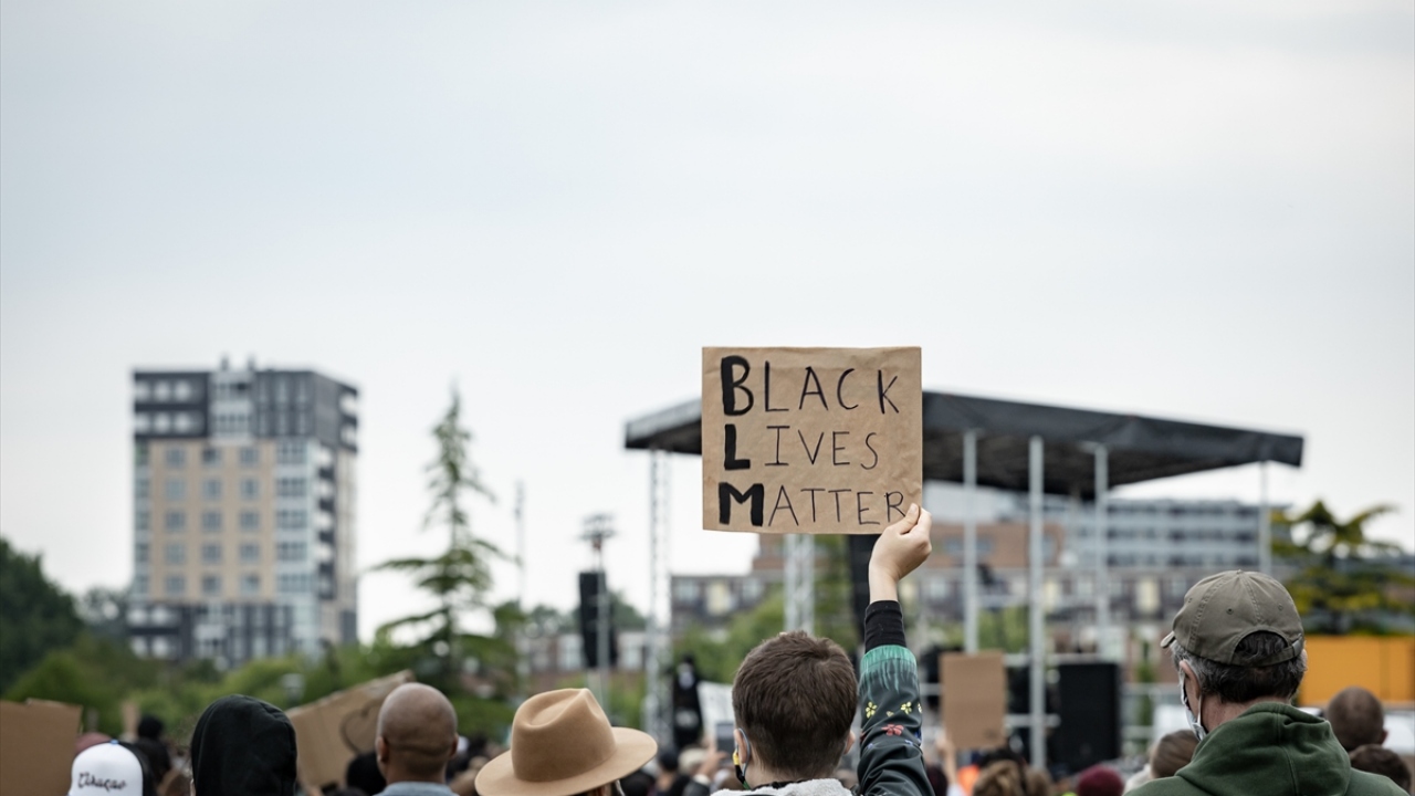 Gösteride, yeni tip koronavirüs (Covid-19) salgını nedeniyle sosyal mesafe kuralına uyuldu.