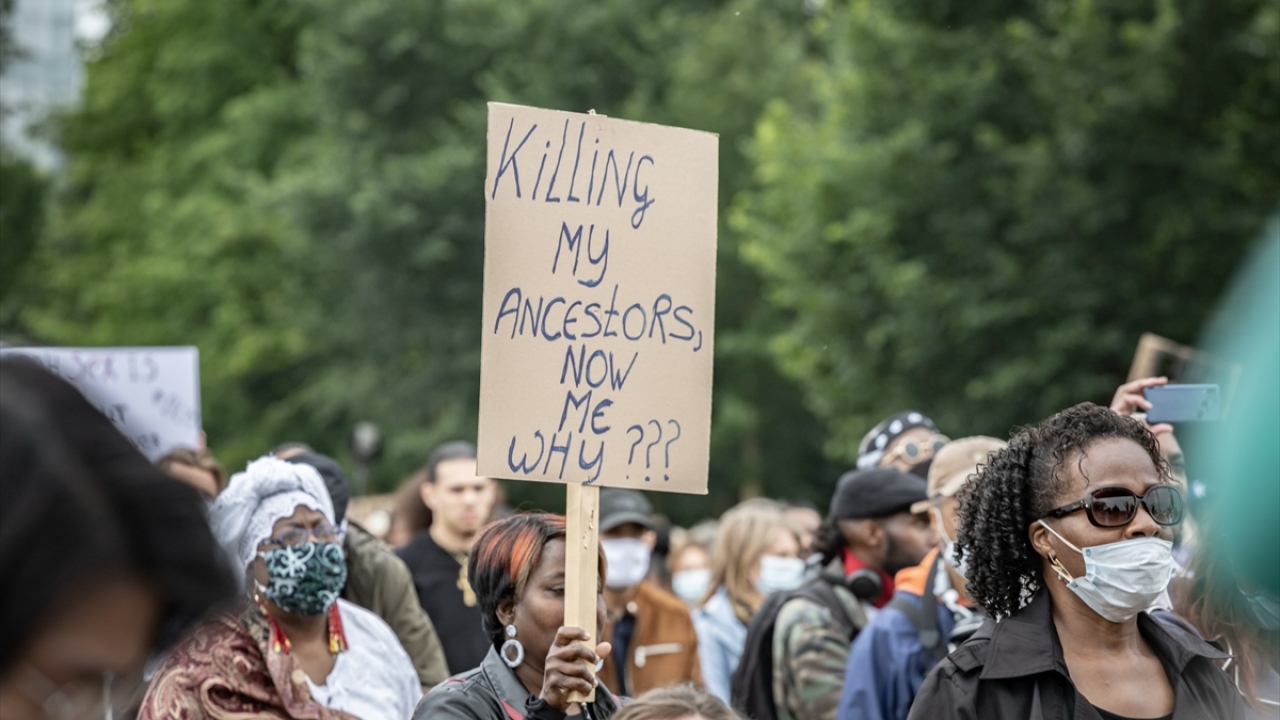 Geçen hafta düzenlenen gösteri, sosyal mesafe kurallarına uyulmadığı gerekçesiyle eleştirilere neden olmuştu.