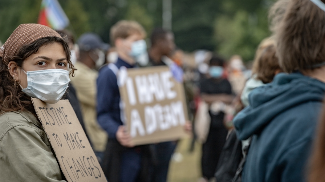 Farklı din ve ırka mensup binlerce kişi, Hollanda’daki ayrımcılığa ve ırkçılığa karşı Amsterdam’ın güneydoğusunda yer alan Nelson Mandela Park’ta toplandı.