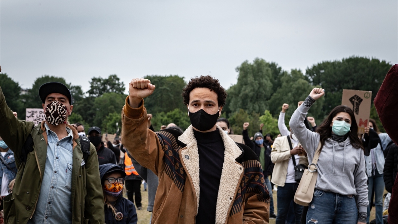 Çok sayıda Hollandalının yanı sıra farklı etnik kökenden eylemcilerin katıldığı gösteride, "Irkçılığa, ayrımcılığa ve İslamofobiye hayır" mesajı verildi.