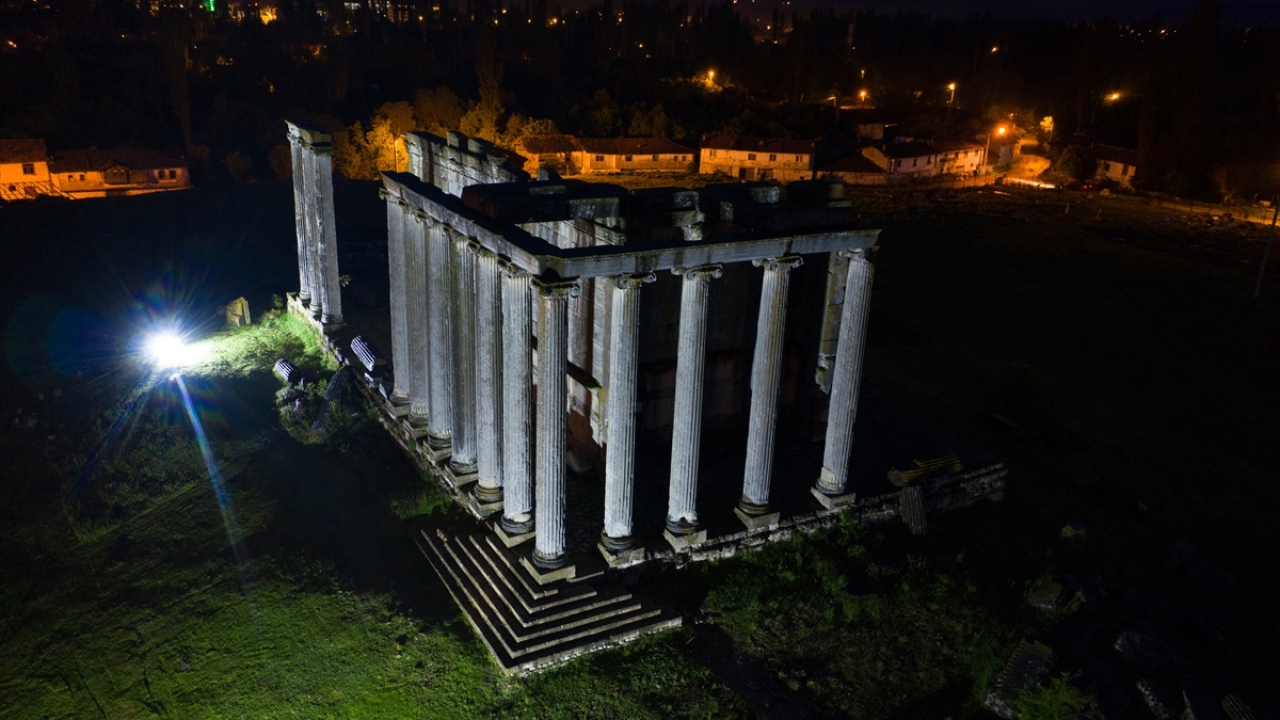 Efes, Bergama, Side gibi antik kentler ile çağdaş olan Aizanoi, "İkinci Efes" olarak da nitelendiriliyor.