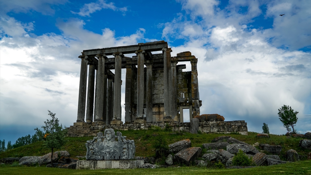 Birleşmiş Milletler Eğitim, Bilim ve Kültür Örgütü (UNESCO) Dünya Miras Geçici Listesi`ne 2012 yılında dahil edilen antik kent, Anadolu`daki en iyi korunmuş Zeus Tapınağı`na ev sahipliği yapıyor.