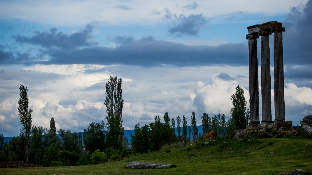 Kütahya merkeze 50 kilometre uzaklıkta yer alan, yılda ortalama 60 bin yerli ve yabancı turisti ağırlayan bölgede her mevsim güzel görüntüler oluşuyor.