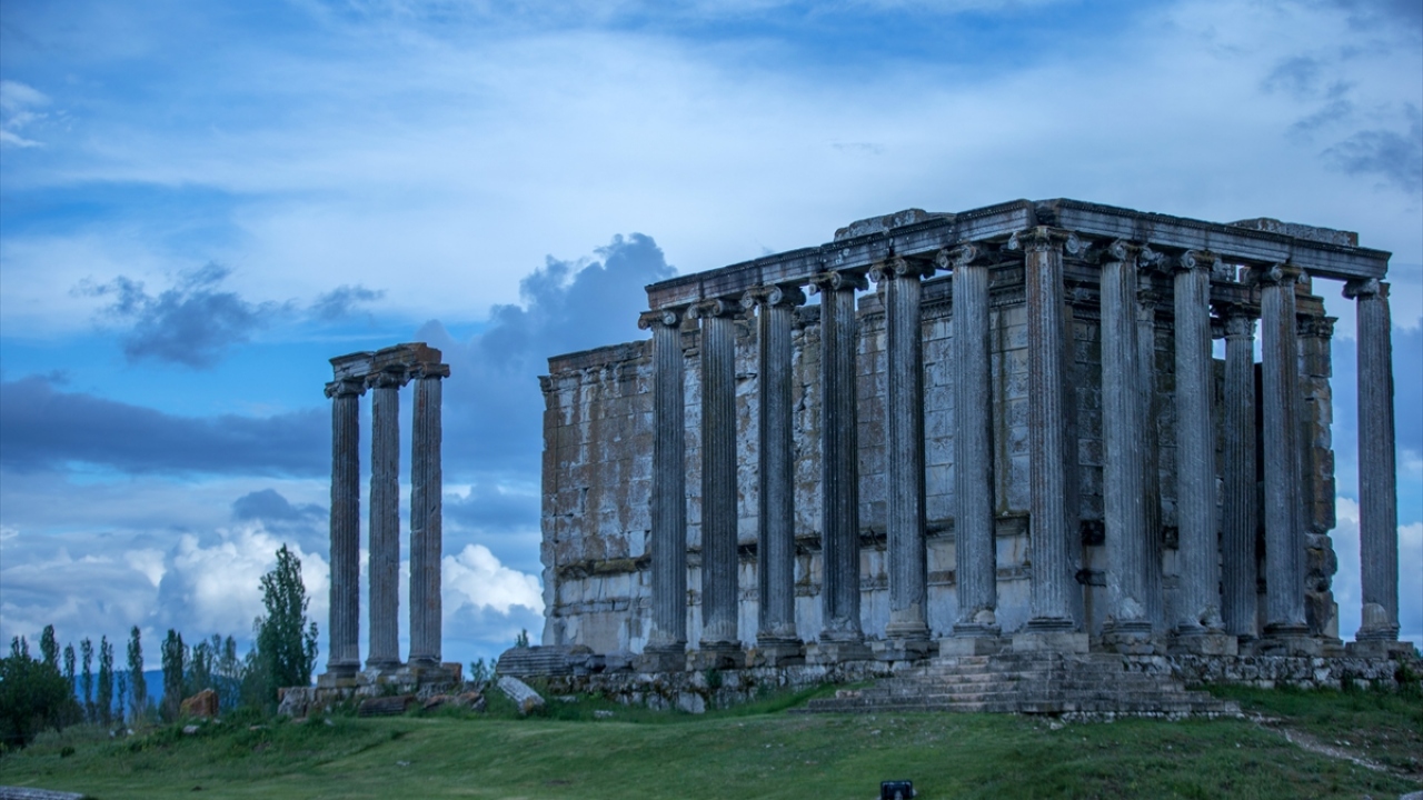 Antik kentteki Zeus Tapınağı, 15 bin kişi kapasiteli amfi tiyatro ile tiyatroya bitişik nizamda yapılmış 13 bin 500 kişilik stadyum, ilkbahardan yaza geçişin yaşandığı bugünlerde yemyeşil düzlükte ziyaretçilerini tarihte yolculuğa çıkarıyor.