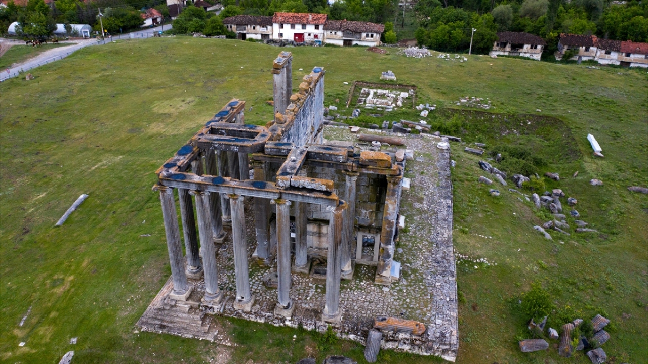 Drone ile güneş ve ay ışığında görüntülenen bölgede yeşil ile mavinin koyu tonları, ziyaretçilerin doyumsuz manzaralar sunuyor.