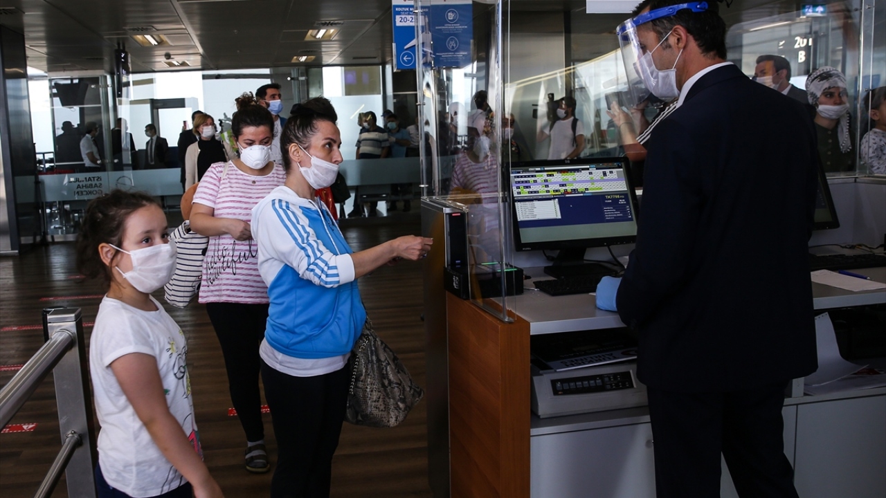 Yolcular, burada uçuş kartlarını kendileri okutarak uçağa bindirildi. Havalimanına bileti olmayan ve maske takmayan yolcular alınmadı. 