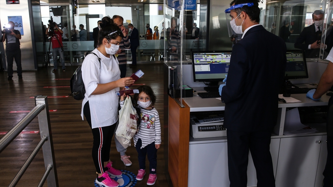 Havalimanında yeniden başlayan ilk yurt dışı uçuşu AnadoluJet`in tarifeli seferiyle saat 08.40`ta Londra`ya gerçekleşti.