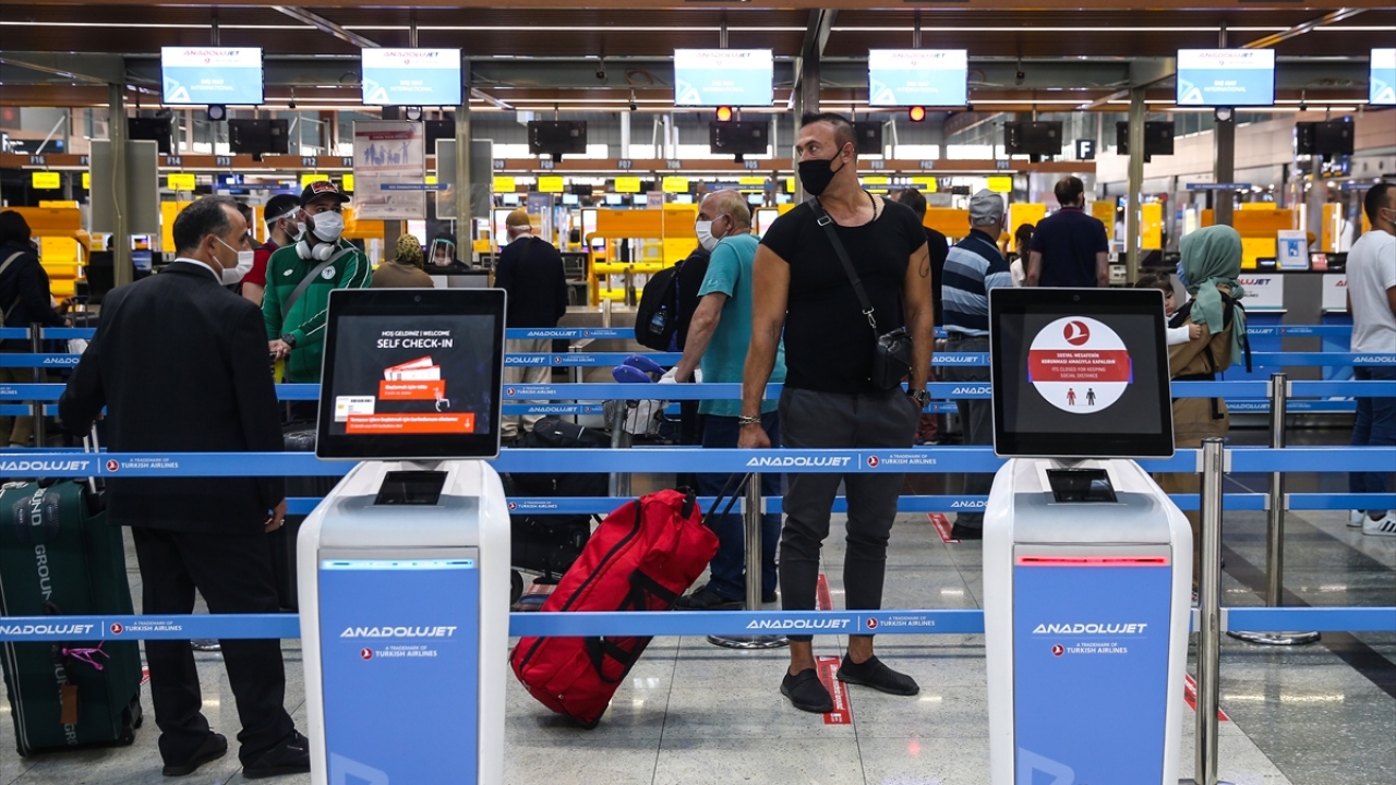 Bu uçuşu 08.50 Amsterdam, 09.10 Düseldorf seferleri takip etti. AnadoluJet`in yurt dışı uçuş planlamaları kapsamında Berlin, Stuttgart, Frankfurt ve Münih`e de uçuşlar gerçekleştirilecek.