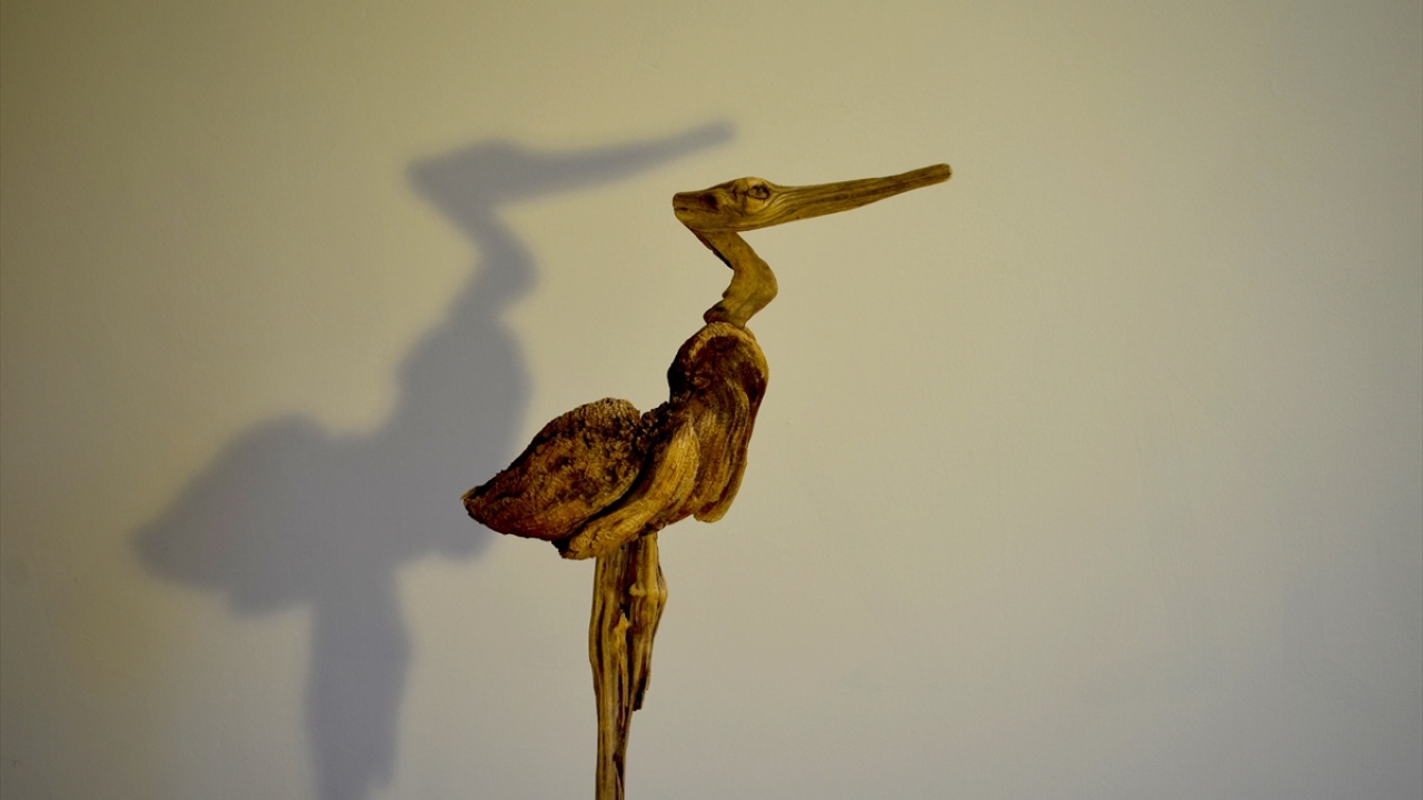 İlk eserini hediye ettiği eşinin önerisiyle atölye kuran Özipek, Ege ve Akdeniz sahillerini dolaşarak topladığı parçalardan oluşturduğu ördek, pelikan, kuğu ve balık gibi sanat eserlerini sergilemeye başladı.