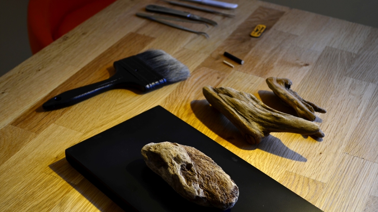 Özipek, eserlerinin 1500 ile 5 bin lira arasında alıcı bulduğunu sözlerine ekledi.