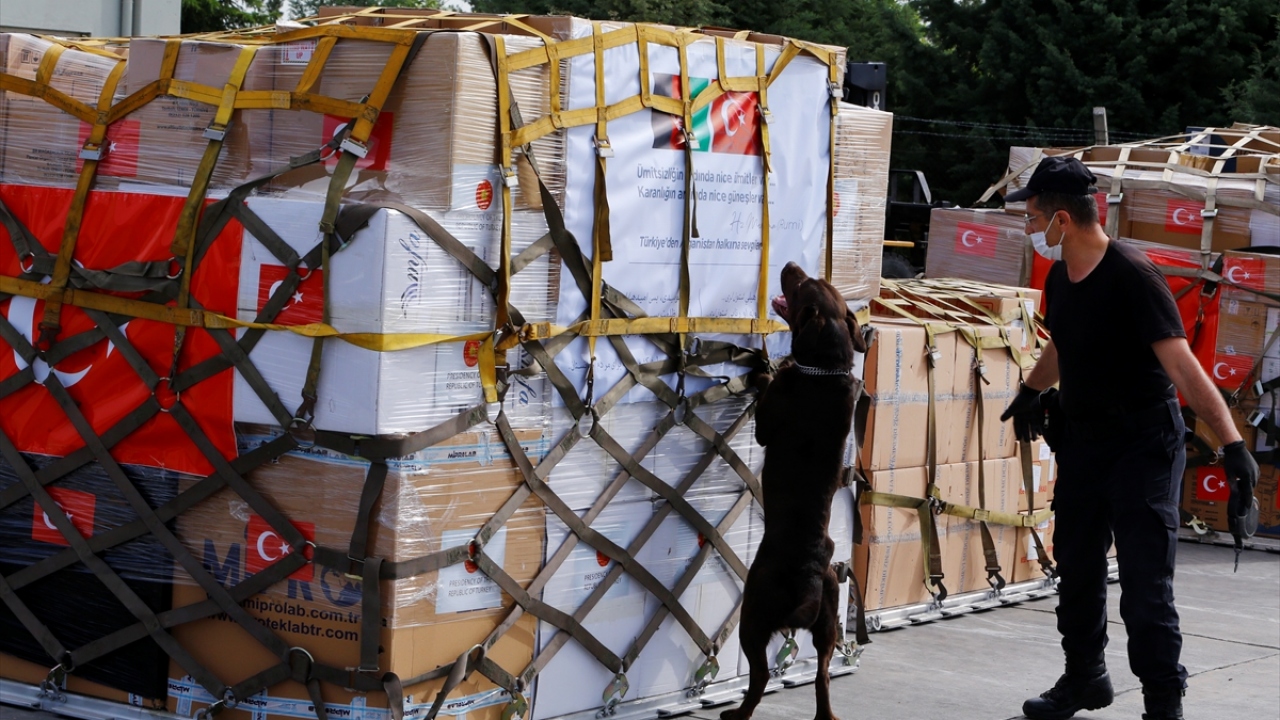 Malzemelerin üzerinde Cumhurbaşkanlığı forsu, Türkiye ve Afganistan bayraklarının yanı sıra Mevlana`nın, "Ümitsizliğin ardında nice ümitler var. Karanlığın ardında nice güneşler var." sözleri yer aldı.