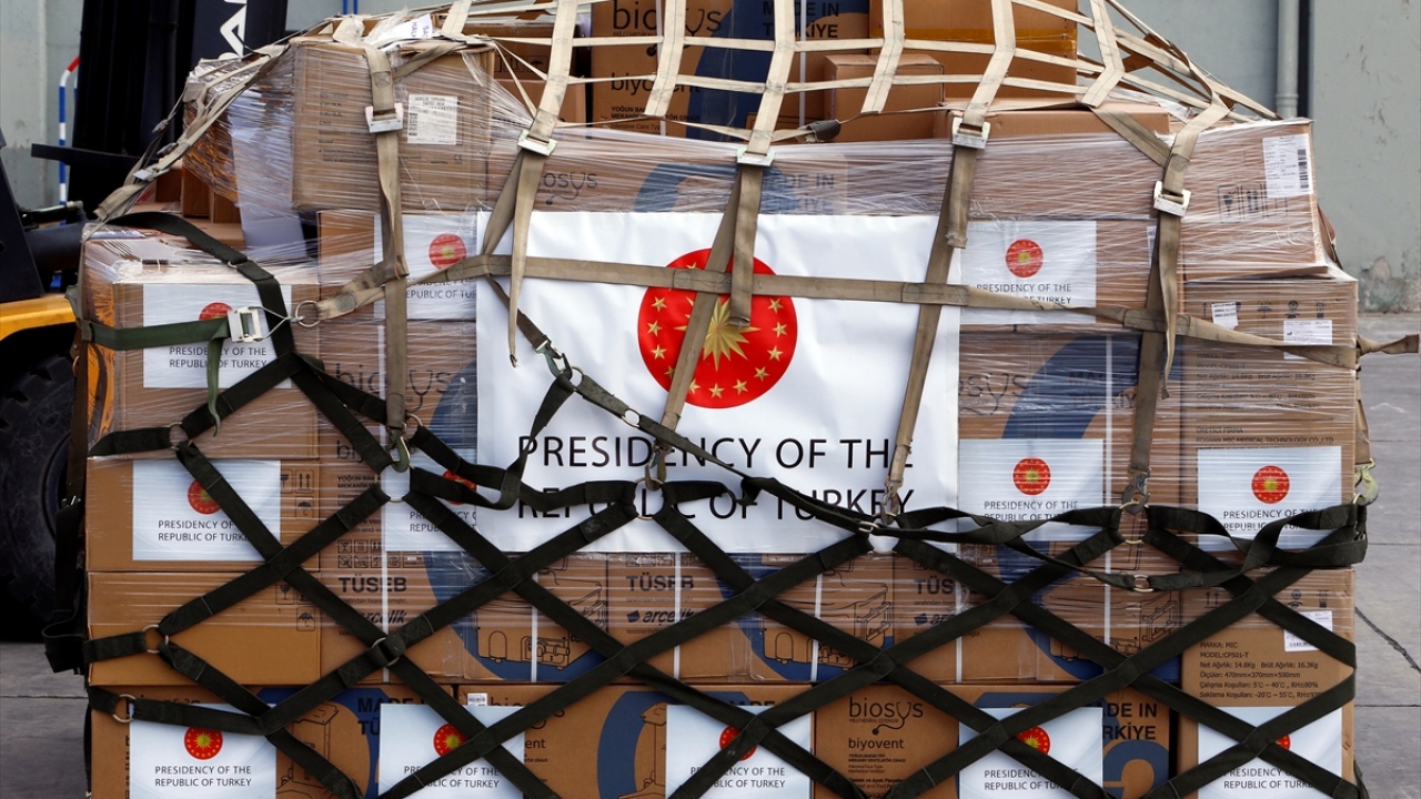 Yüklemenin tamamlanmasının ardından uçak, Afganistan`ın başkenti Kabil`e hareket etti.