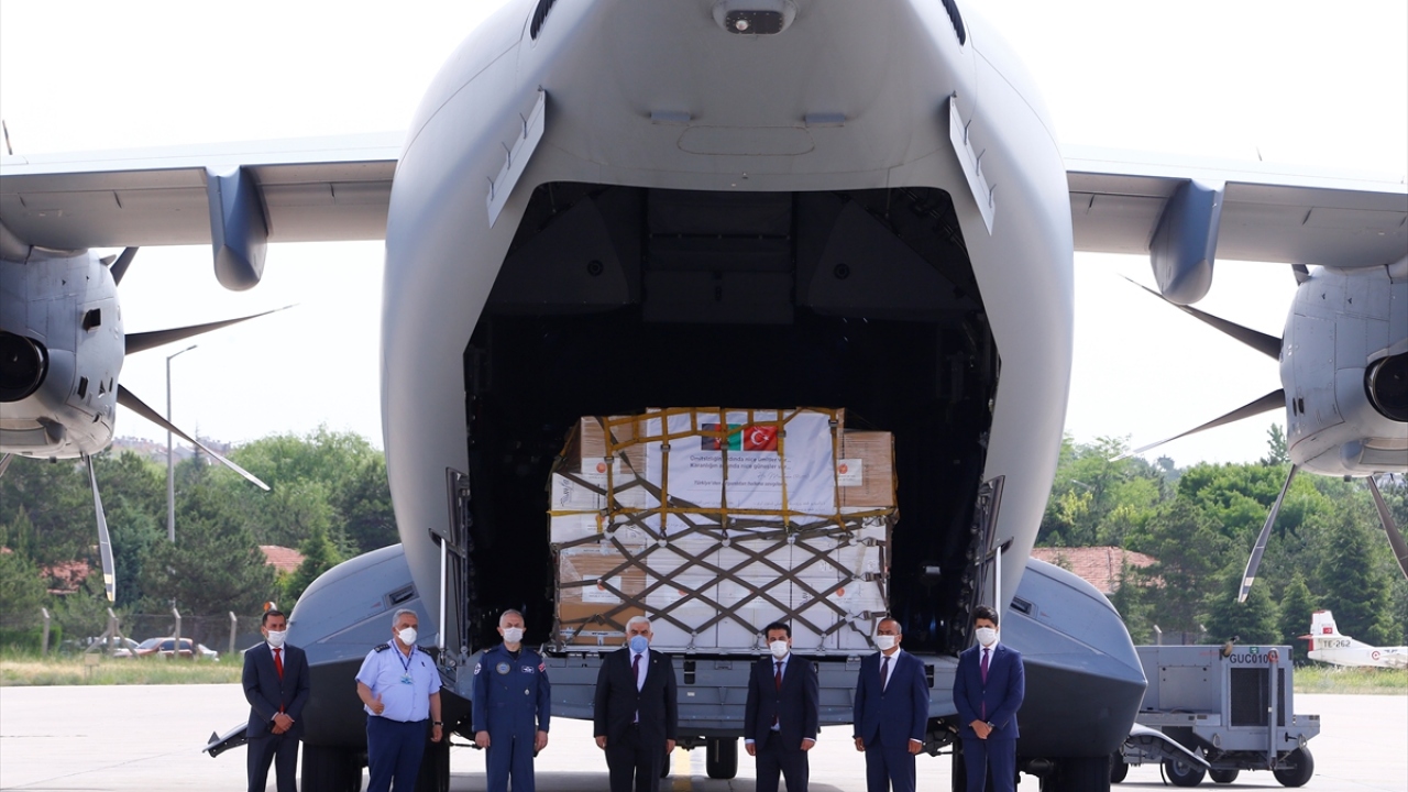 Türkiye`nin, yeni tip koronavirüs (Covid-19) ile mücadele için Afganistan`a ulaştırılmak üzere hazırladığı tıbbi yardım malzemelerini taşıyan askeri nakliye uçağı Ankara`dan havalandı.