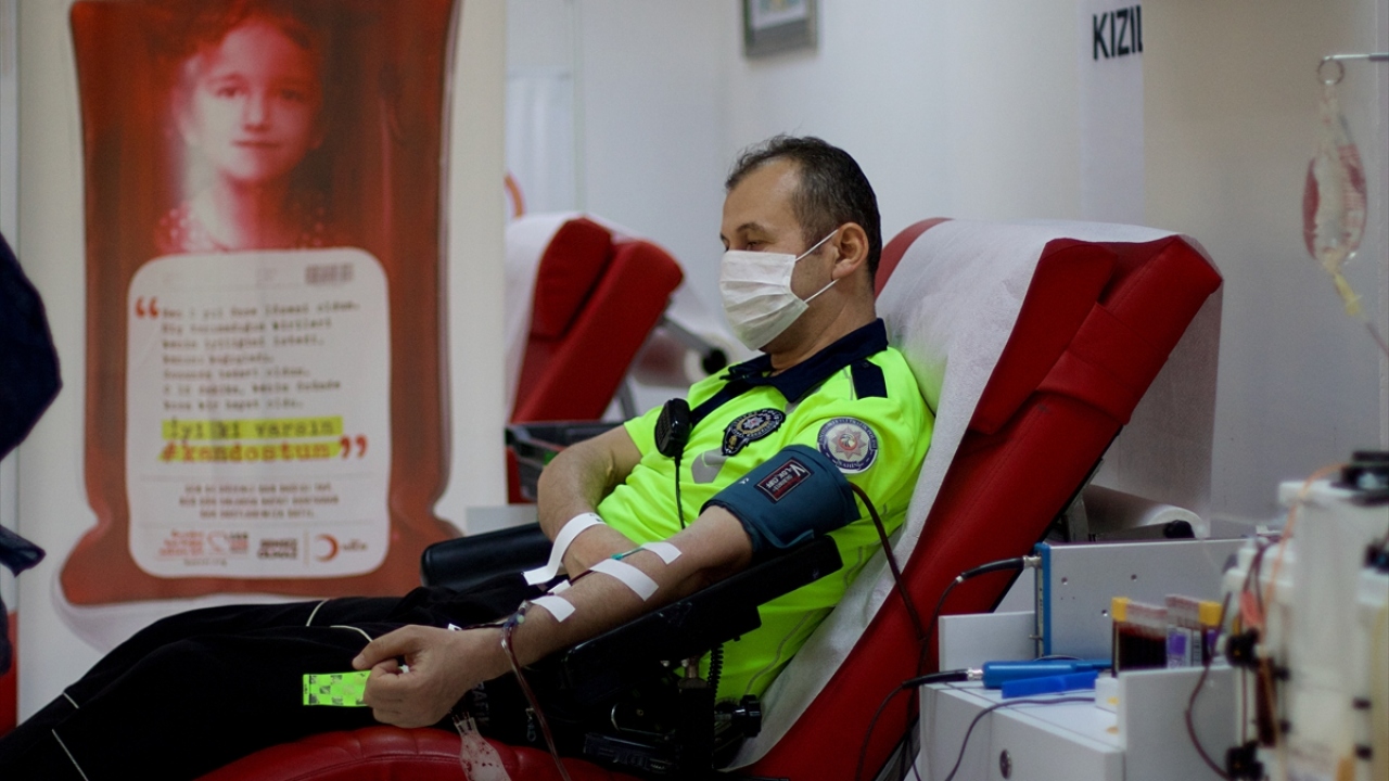 Evinde 16 günlük karantina sürecinin ardından görevine dönen Gülcan, plazma bağışçısı olmaya karar verdi.