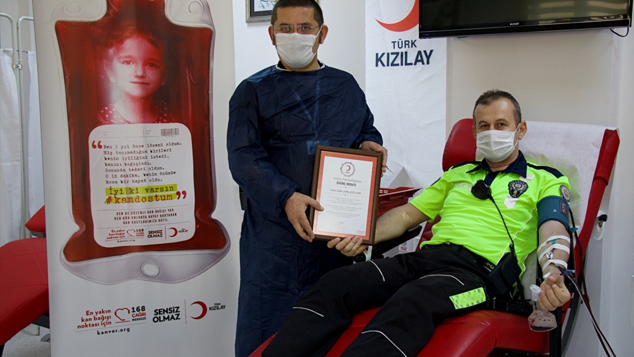 Türk Kızılay Orta Karadeniz Bölge Kan Merkezi Müdürlüğünün Samsun`un Canik ilçesindeki kan alma merkezine gelerek üçüncü kez immün plazma bağışında bulunan Gülcan`a "Övünç Beratı" da verildi.