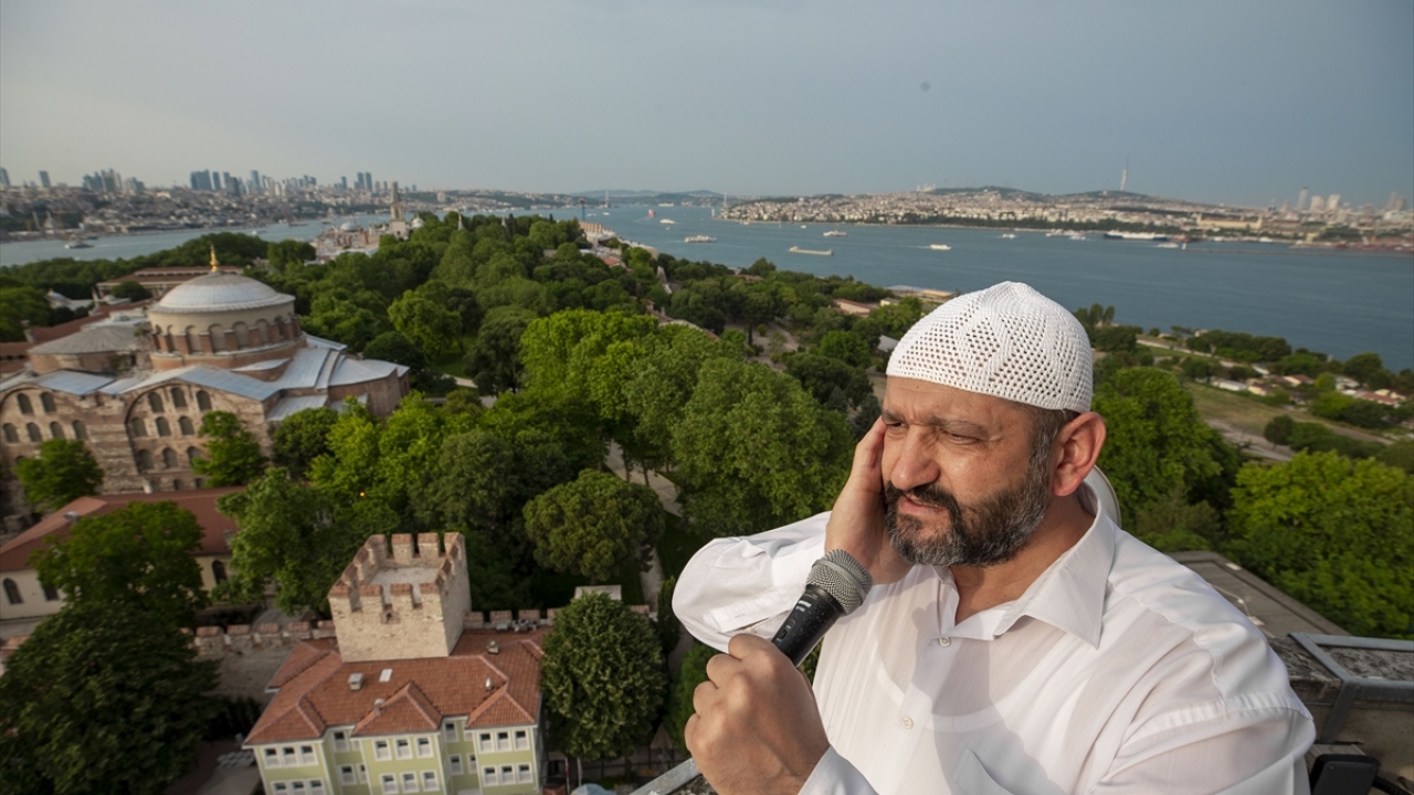 Soy`un 4 yıldır görev yaptığı Ayasofya`nın dört minaresinden 5 vakit ezan sesi yükseliyor. 