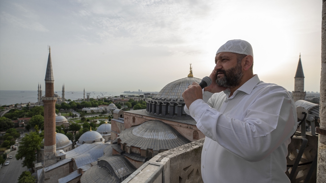 Soy, pandemi sonrasında yeni normalleşme sürecinde diğer camilerde olduğu gibi sadece öğle ve ikindi vakitlerinde namaz kıldırıyor.