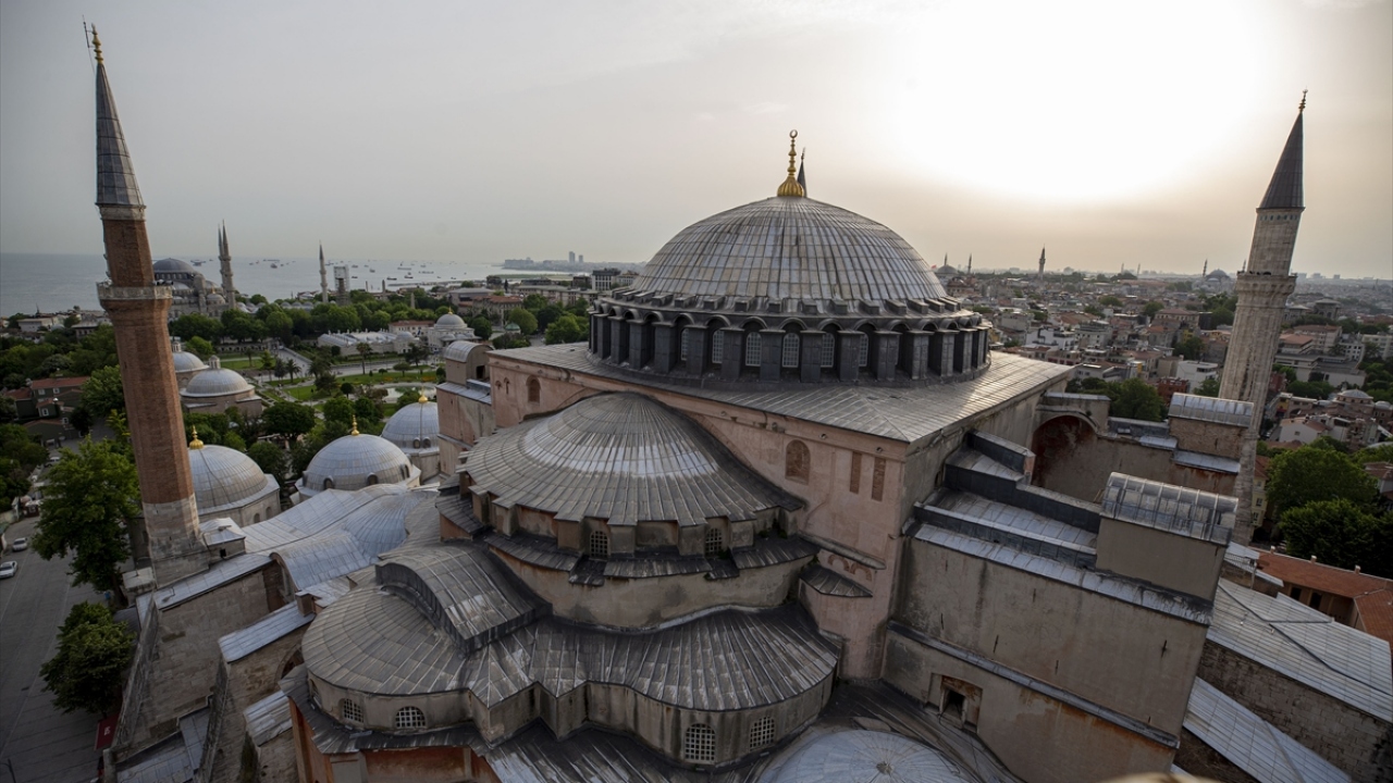 Soy, padişahların bayram ve cuma namazlarını Ayasofya`da kıldığını vurguladı. 