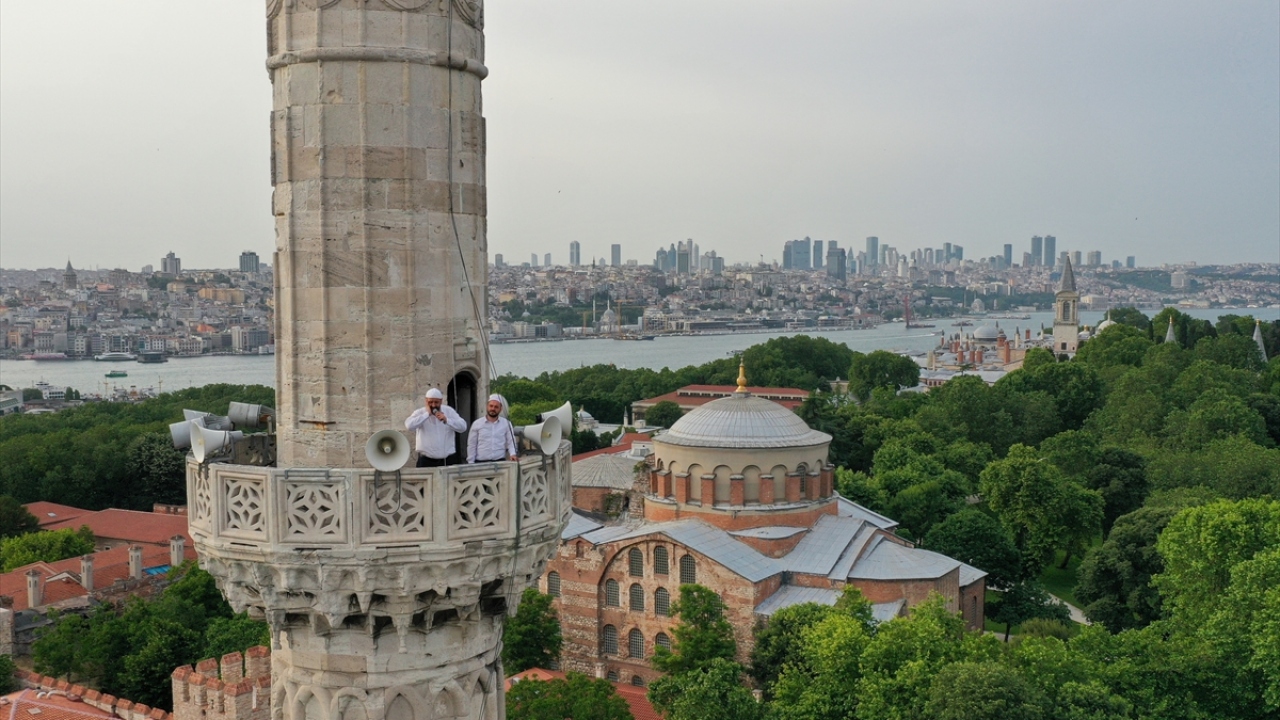 Ayasofya`nın müzeye çevrilmesinin ardından Hünkar Kasrı`nın da 1980 yılına kadar lojman olarak kullanıldığını dile getiren Soy, 1980`de kasrın 40 gün ibadete açık kaldığını, darbe sonrası restorasyon gerekçesiyle kapatıldığını söyledi.