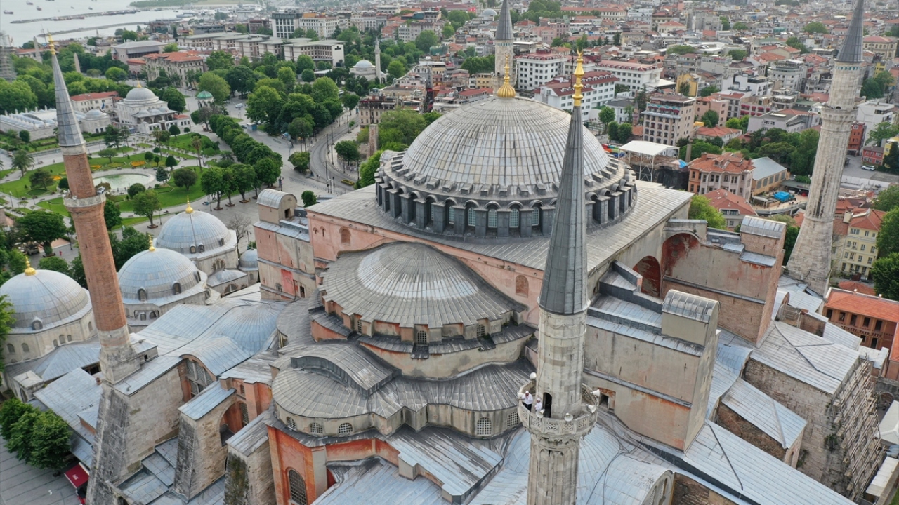 "100 kişilik turist grubu arasında ezan okudum"