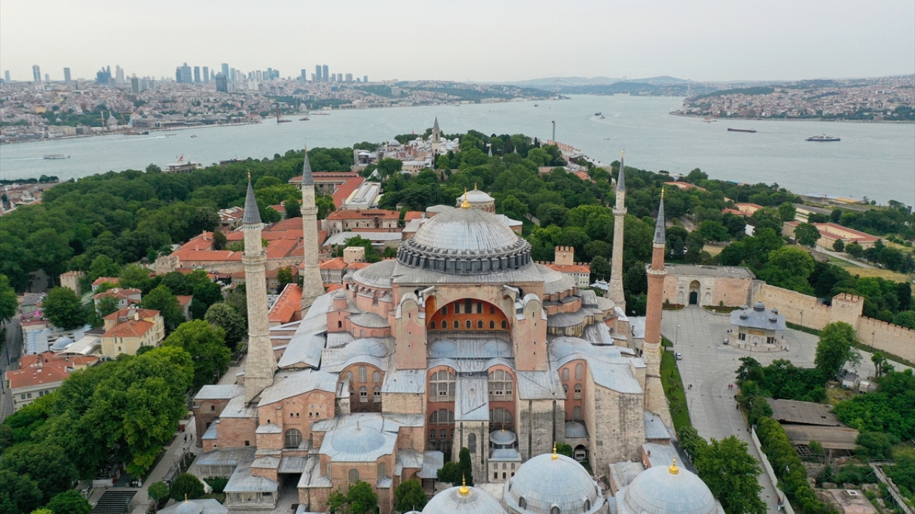 Soy, Osmanlı döneminde olduğu gibi, Muharrem ayının birinci gününden onuncu gününe kadar, Hz. Hüseyin ve Kerbela şehitlerine ithafen Ayasofya`da ezanların Hüseyni makamında okunduğunu vurguladı.
