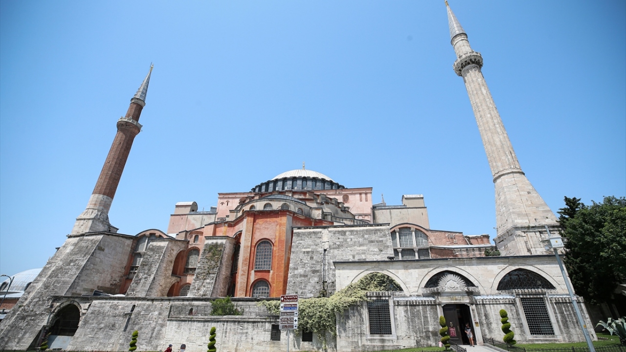 "Ayasofya`da ezan okurken heyecandan mikrofonu düşürdüm"