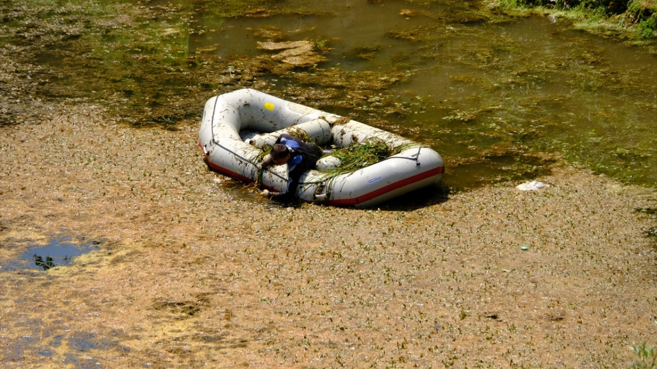 Balık adamlar, göldeki atıkların yanı sıra yüzeyindeki yosunları da temizledi.