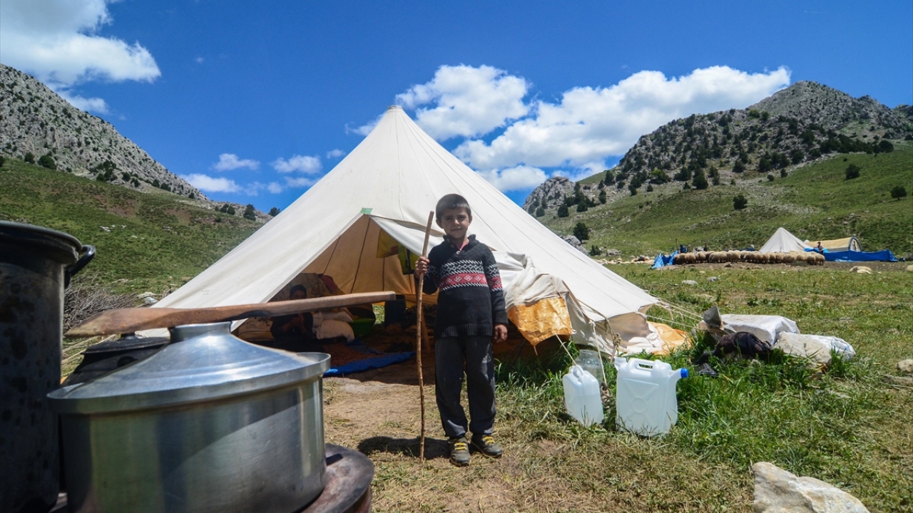 Doğal güzellikleriyle göz kamaştıran 3 bin rakımlı yaylalarda 4 ay kalan göçerler, sosyal hayatın imkanlarından uzakta doğayla iç içe bir yaşam sürerek tüm zorluklara göğüs geriyor.