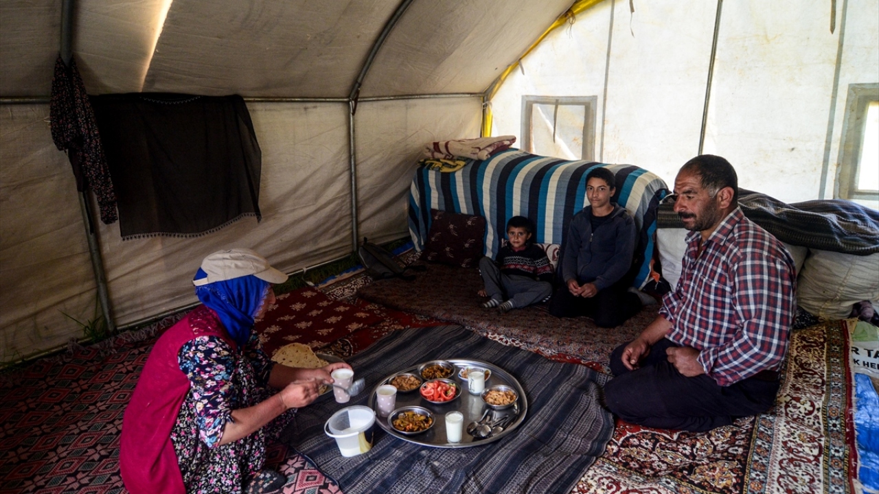 Soğuk ve yağmurlu havalara karşın koyunlarını besleyebilmek için yoğun mesai harcayan göçerler, koyun sürülerini genellikle gece saatlerinde meralarda otlatıp gündüzleri de sağım ve kırkım işlemlerini gerçekleştiriyor. 