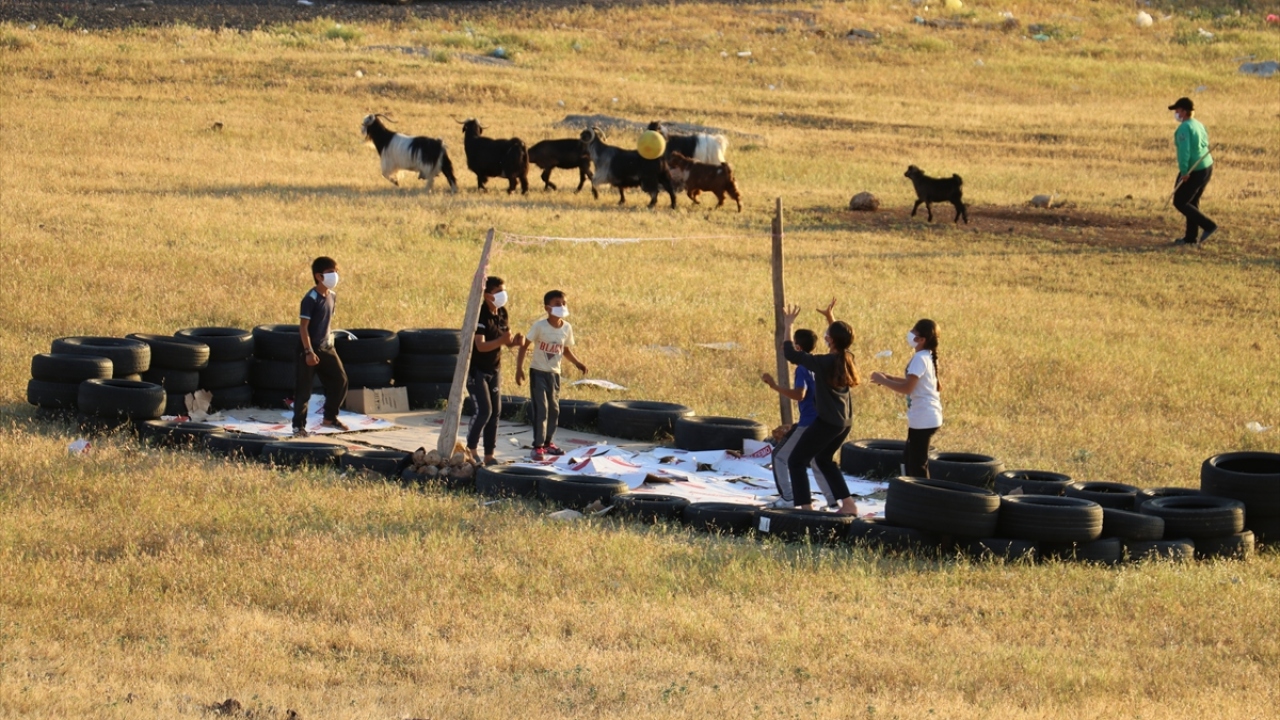 Merkez Afetevler Mahallesi`ndeki çocuklar, evlerinin yakınındaki boş arazide, temin ettikleri atıl araç lastikleriyle voleybol sahası yaptı.