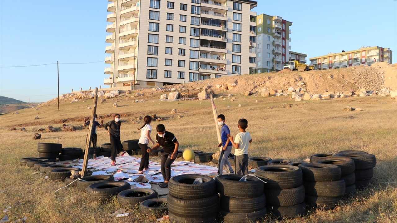 Dışarıya çıktıklarında keyifli vakit geçirmek için arkadaşlarıyla mahalledeki boş arazide voleybol sahası yapmaya karar verdiklerini anlatan Oysal, şöyle konuştu: