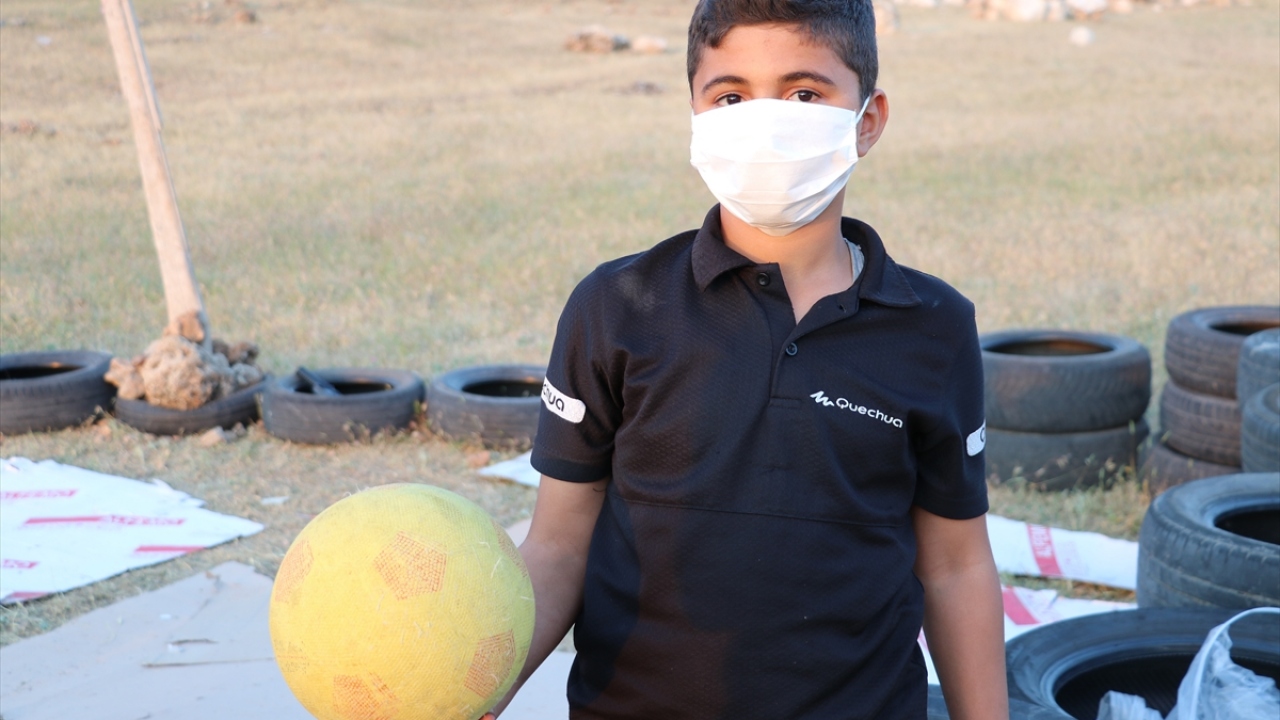 Fırat Oysal (12), emek vererek yaptıkları sahada voleybol oynamanın mutluluğunu yaşadıklarını kaydetti.